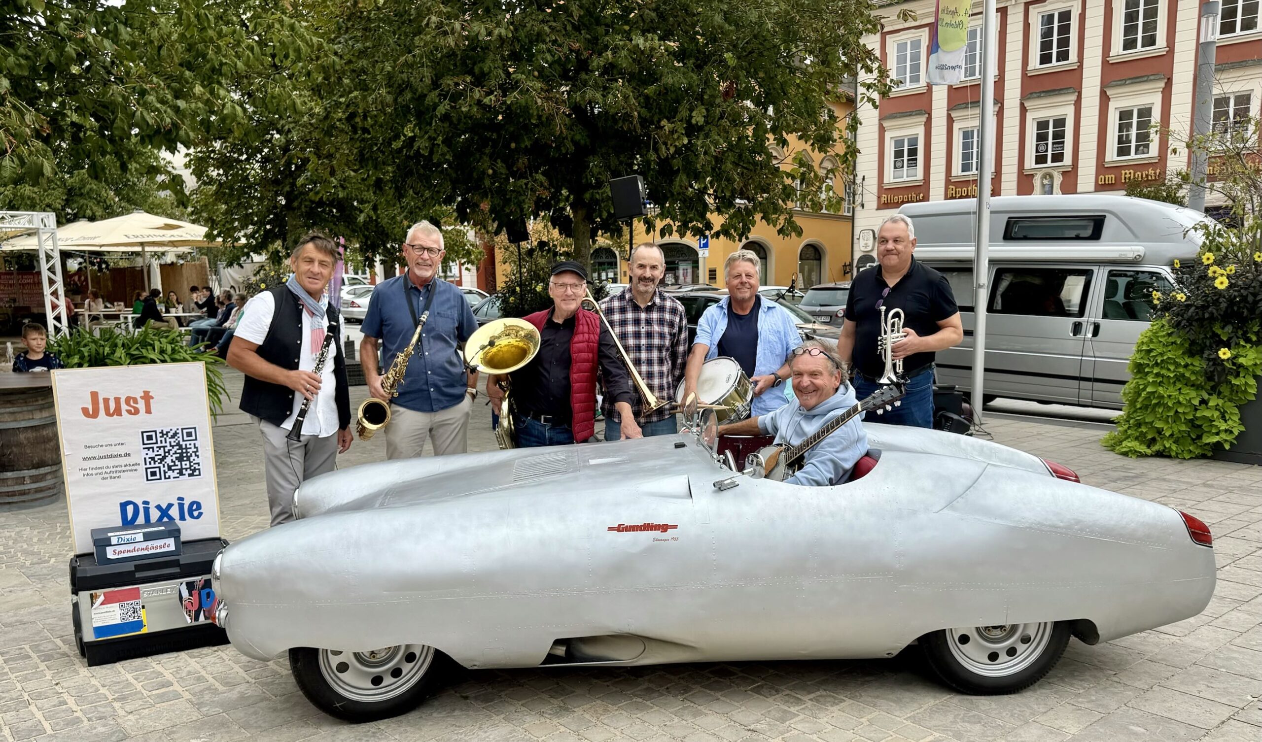 JUSTDIXIE bei Asma auf dem Marktplatz